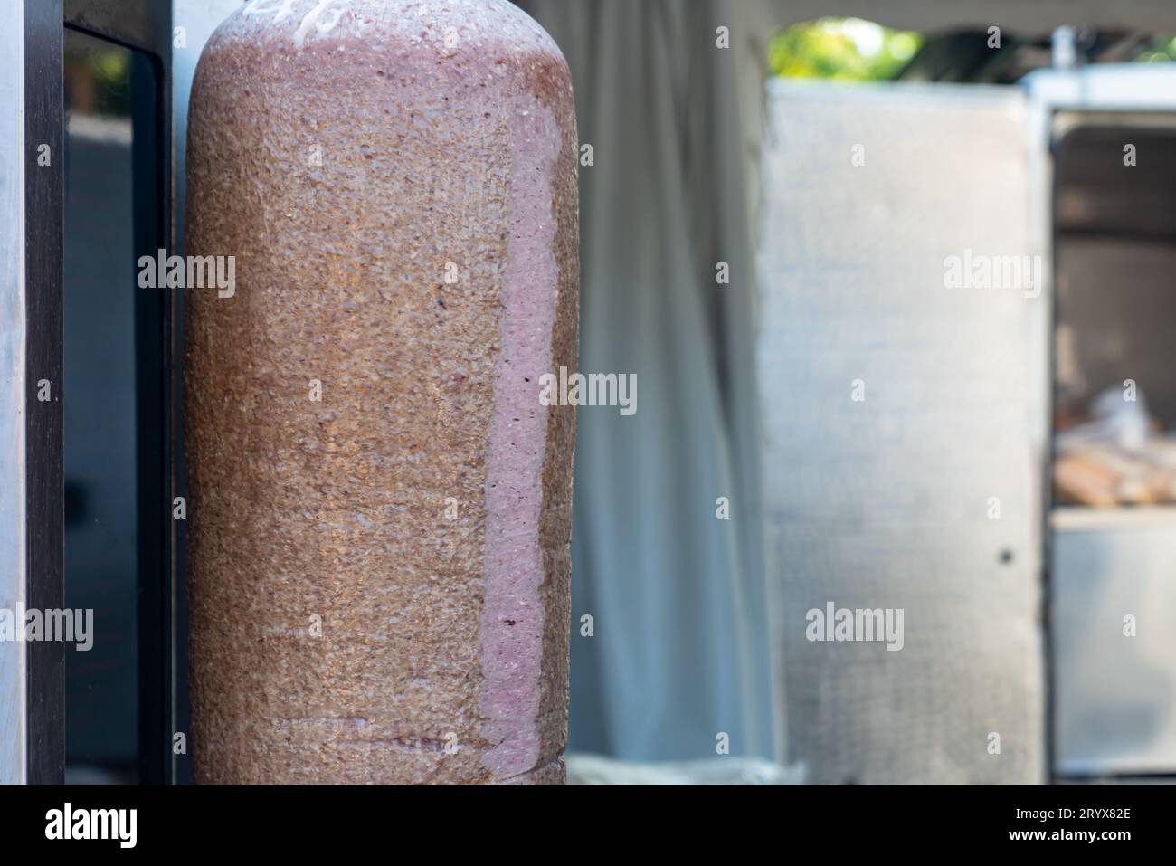 Der Koch bereitet im Restaurant im Freien traditionelle türkische Gerichte Shawarma Meat Döner Kebab zu. , Türkischer Kebab iskender Döner. Hochwertige Fotos. Hohe qu Stockfoto