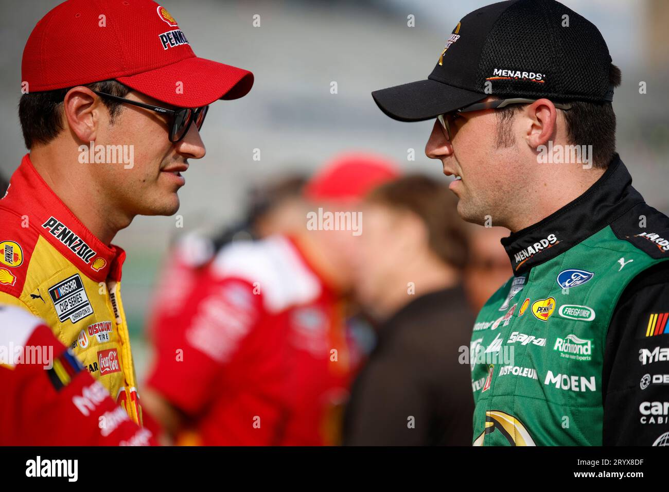 NASCAR Cup Drivers, Austin Cindric (2) und Joey Logano (22) unterhalten