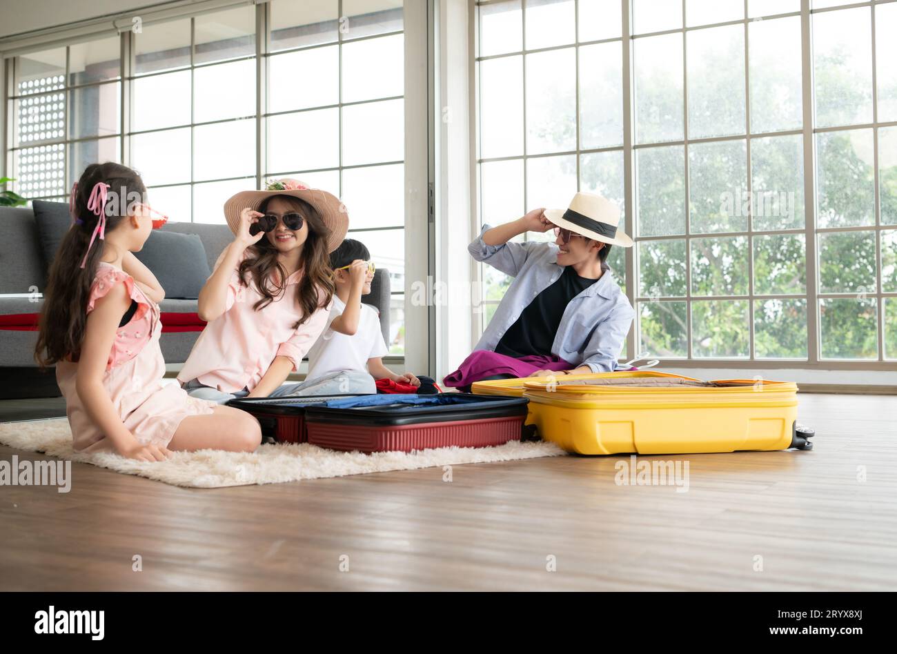 Packen für einen Wochenendausflug mit Vater, Mutter, Sohn und Tochter Stockfoto