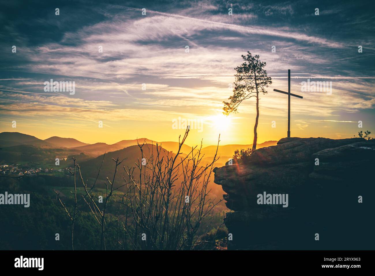 Zauberhaftes Erwachen: Sonnenaufgang im Pfälzerwald mit einem Nebel Stockfoto