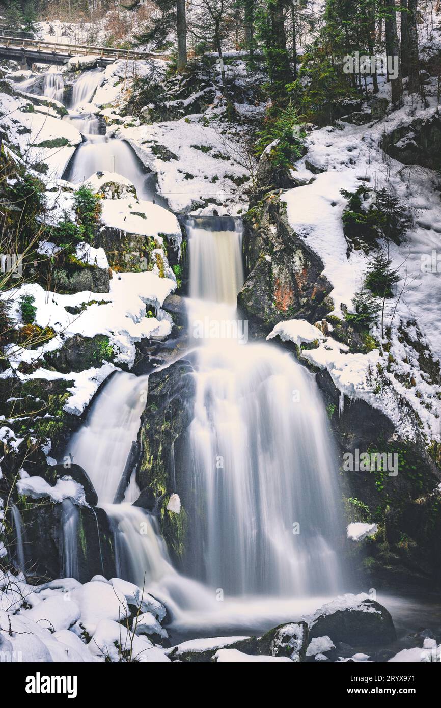 Naturschauspiel: Zauberhafter Wasserfall inmitten von Schnee und Eis Stockfoto