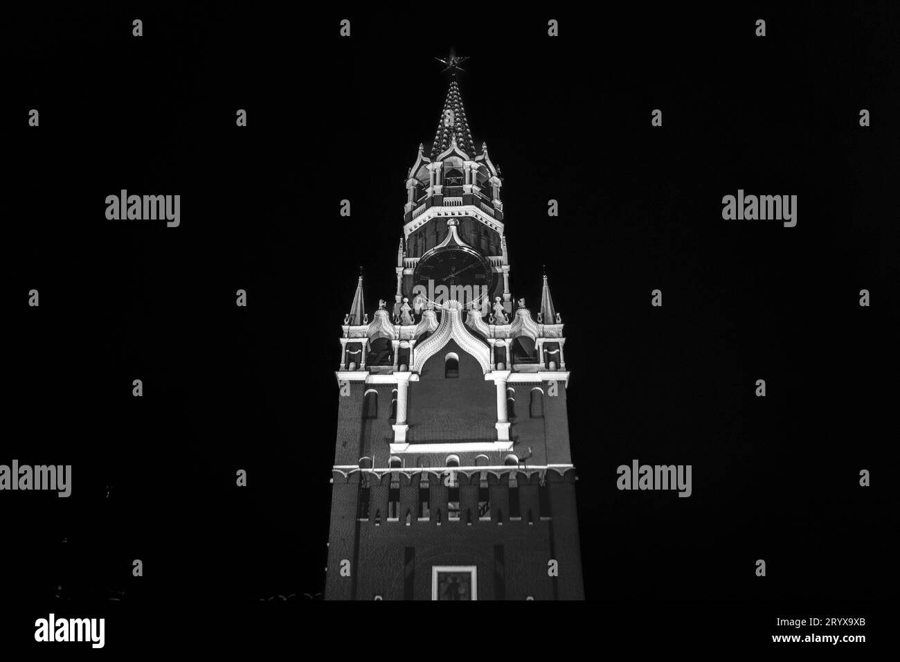 Das Schwarzweiß-Foto der Kreml-Uhr (Kreml-Chimes) auf dem historischen Spasskaya-Turm des Moskauer Kremls, Russland. Stockfoto