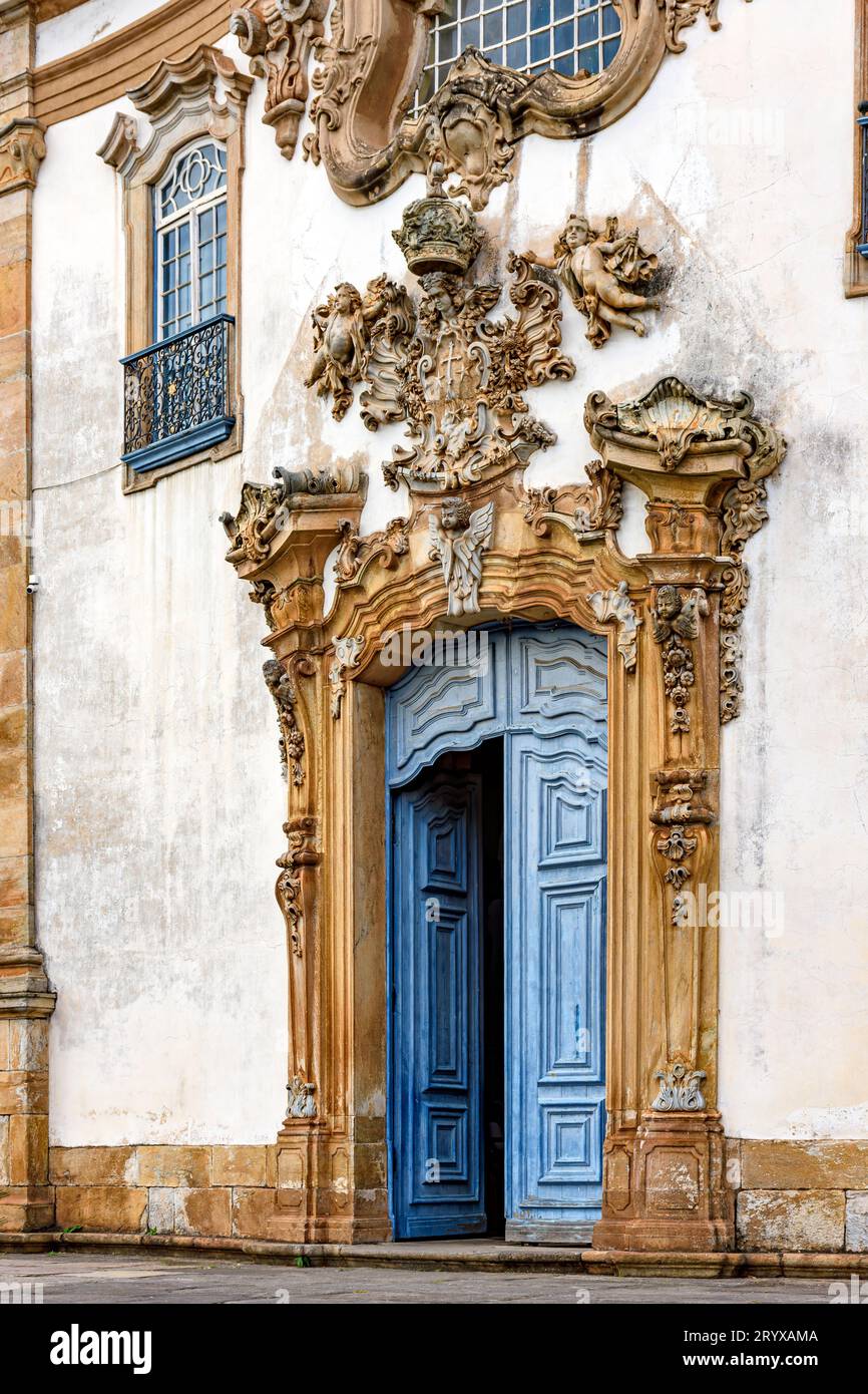 Eingangstor in einer alten barocken Kirche Stockfoto