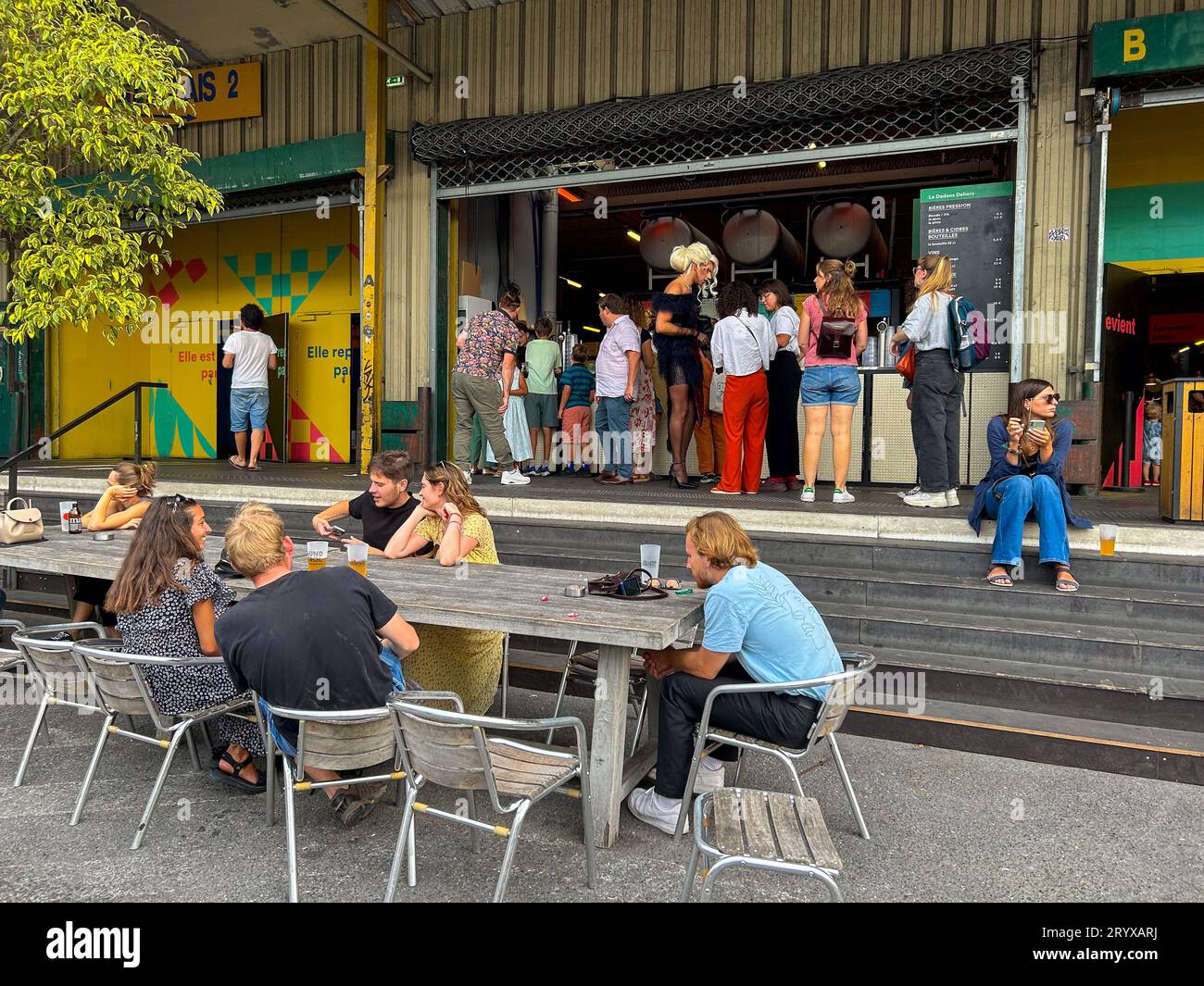 Paris, Frankreich, große Menschenmenge Junge Leute, sitzen an Tischen, auf der Terrasse des trendigen Restaurants & Trinken, 'Ground Control, Gare de Lyon', 12. Bezirk Stockfoto