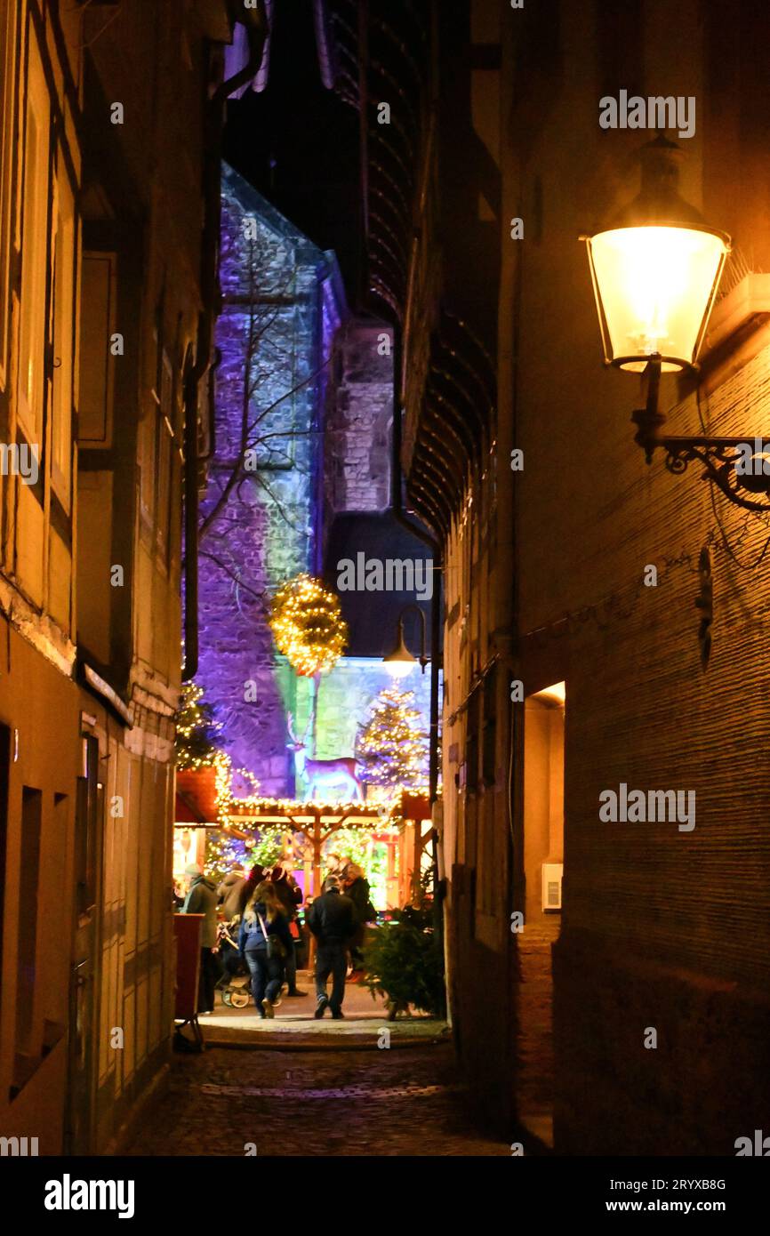 Blick von der Münzstraße zur Markstraße und zur Marktkirche in Goslar, Deutschland während der Weihnachtszeit Stockfoto