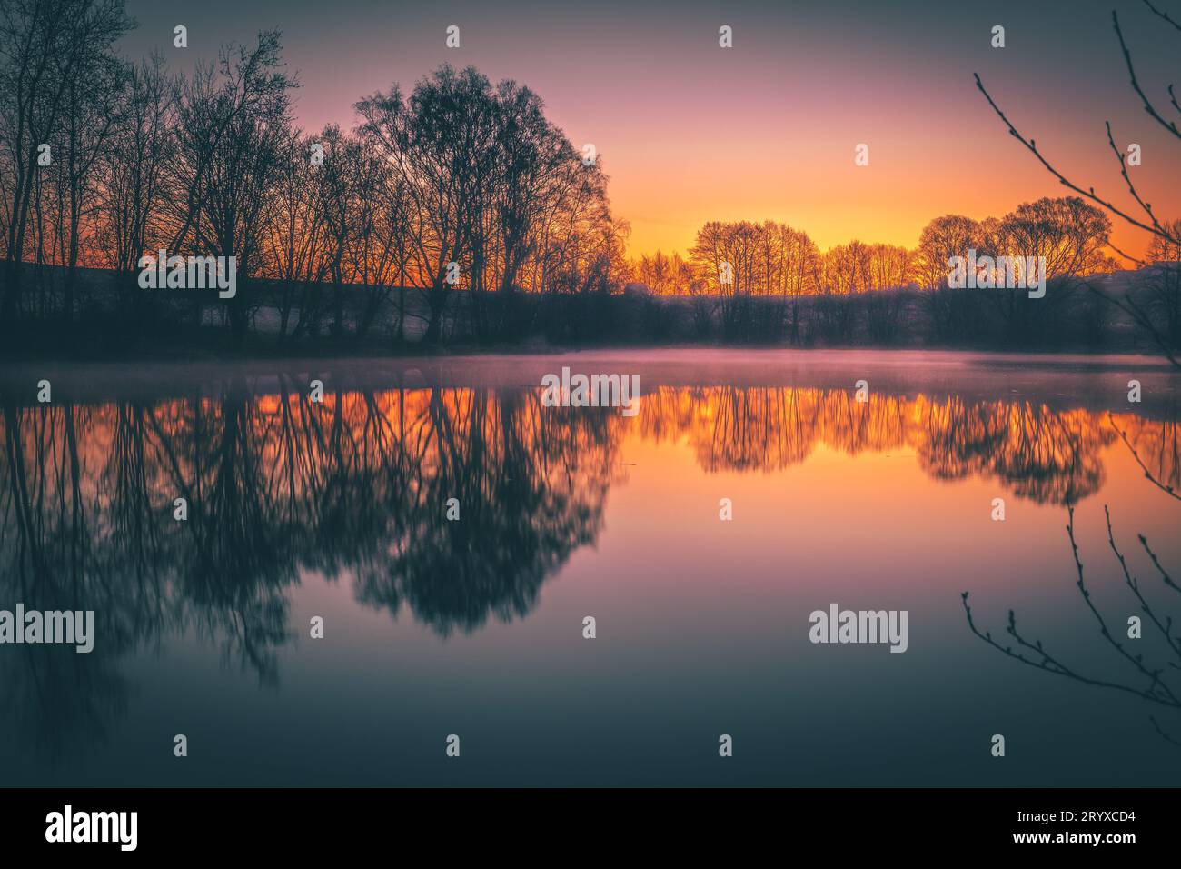 Morning Nature's Marvel: Reflektierende Seenlandschaft bei Sonnenaufgang Stockfoto