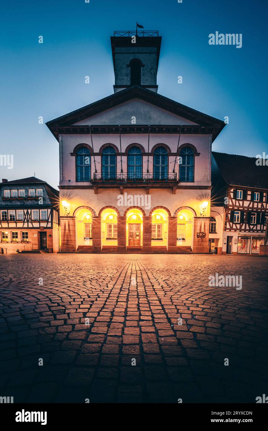 Zeitlose Schönheit: Historisches Stadtzentrum mit einem malerischen Fachwerkhaus Stockfoto