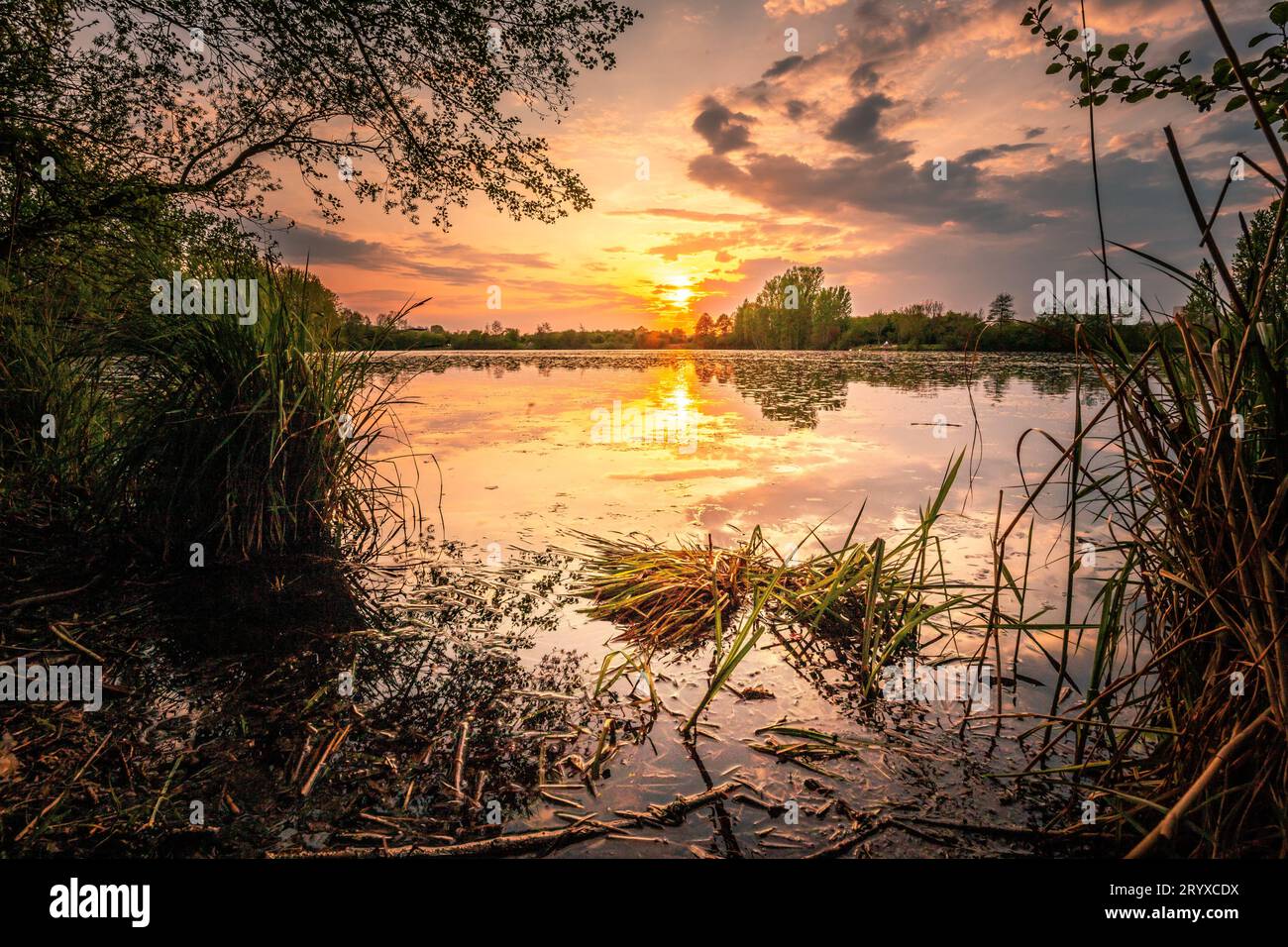 Morning Nature's Marvel: Reflektierende Seenlandschaft bei Sonnenaufgang Stockfoto