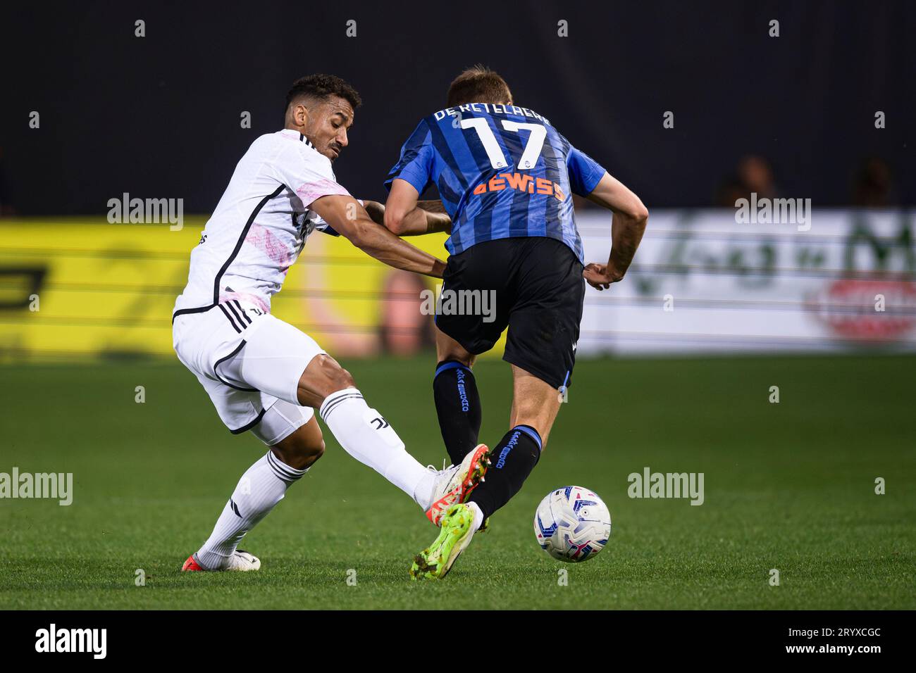 Danilo Luiz da Silva vom Juventus FC focht Charles de Ketelaere von Atalanta BC während des Serie-A-Fußballspiels zwischen Atalanta BC und Juventus FC. Stockfoto