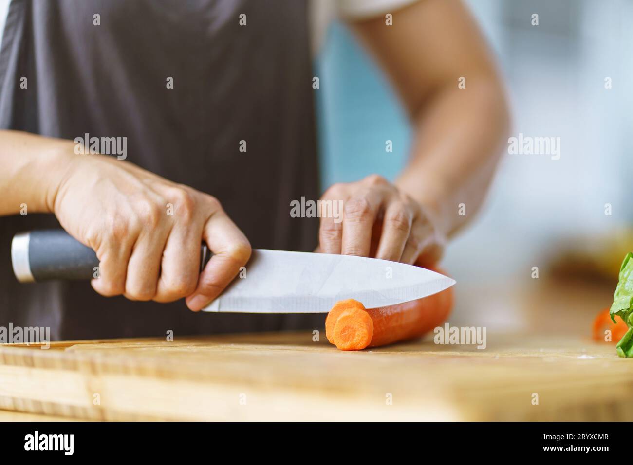Essen vorbereiten Â Frau bereitet Gemüsesalat in der Küche gesunde Lebensmittel gesundes Kochen Stockfoto