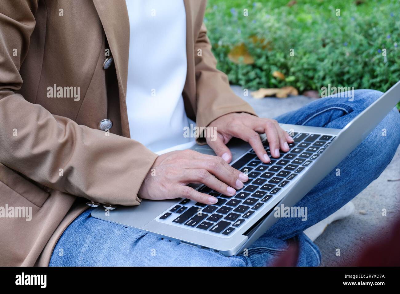 Halten Sie einen sicheren Abstand Frau, die im Café Coronavirus COVID-19 arbeitet soziale Distanz Halten Sie Abstand in der öffentlichen Gesellschaft Menschen zu schützen Stockfoto