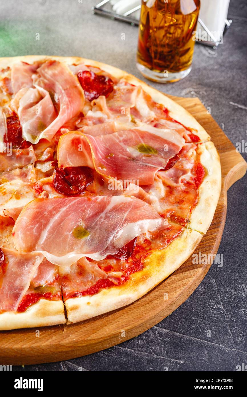 Pizza mit Salami und Schinken Stockfoto