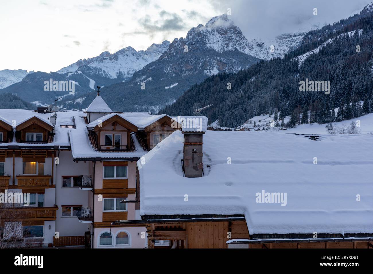 Winter Italien Dolomitendorf in schneebedeckten Bergen. Hochwertige Fotos Stockfoto