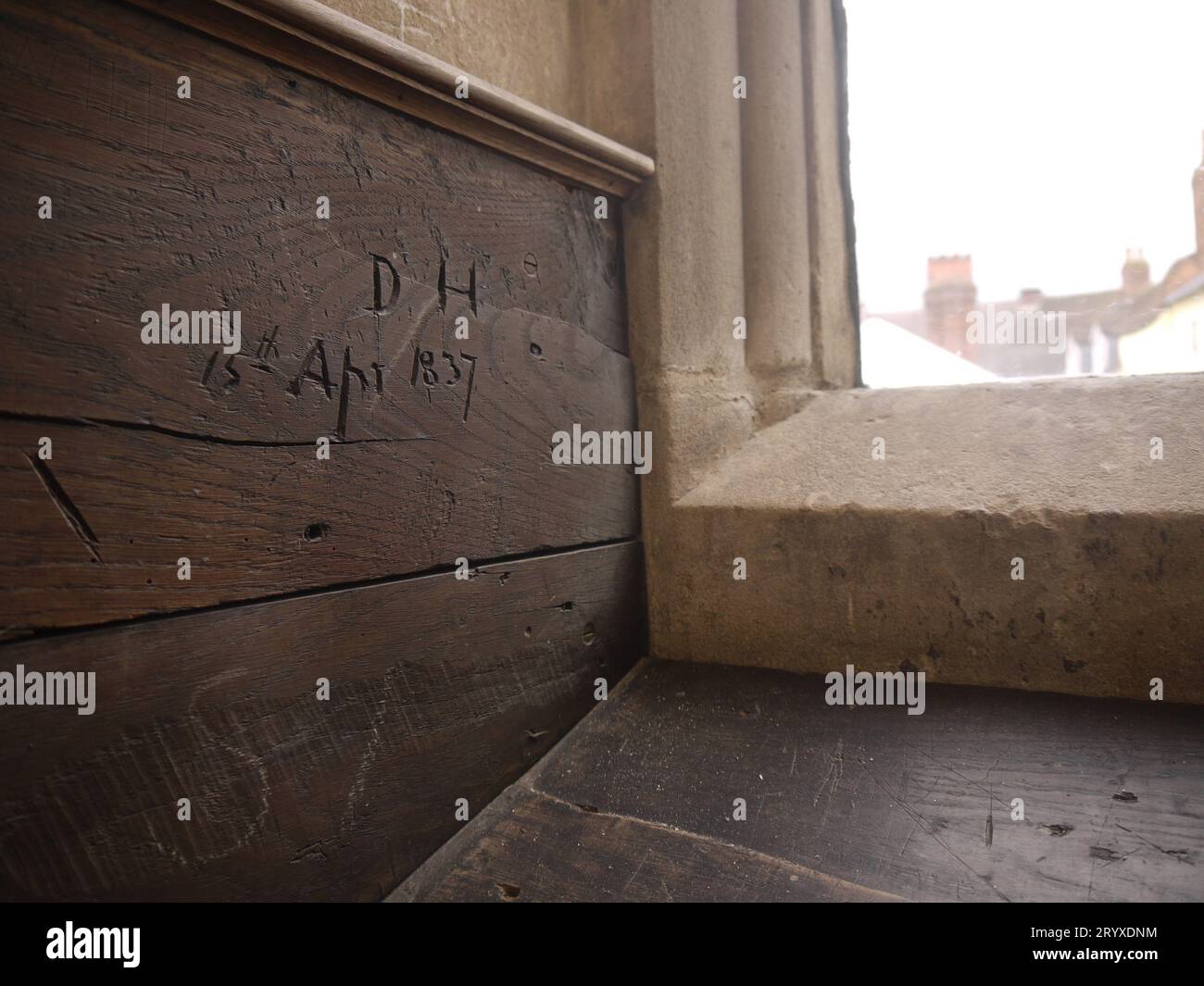 Shrewsbury, Shropshire, Vereinigtes Königreich - 20. Juni 2023: Graffiti aus dem 19. Jahrhundert in die Holztafeln der ehemaligen Shrewsbury School, heute Shrewsbury Library. Stockfoto