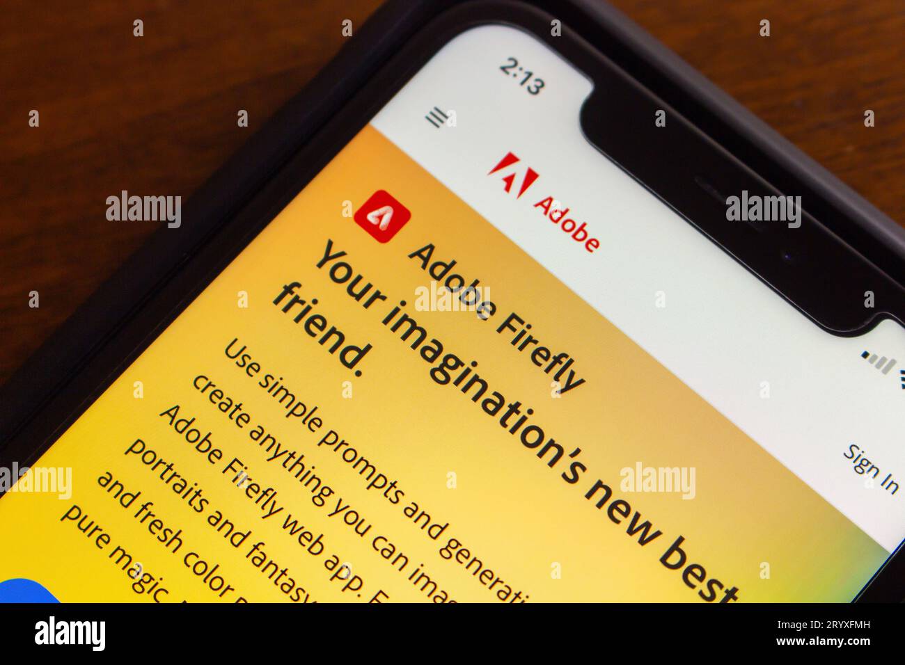 Website von Adobe Firefly auf dem iPhone-Bildschirm. Adobe Firefly ist ein Produkt der Adobe Creative Cloud und ein generatives Modell für maschinelles Lernen Stockfoto