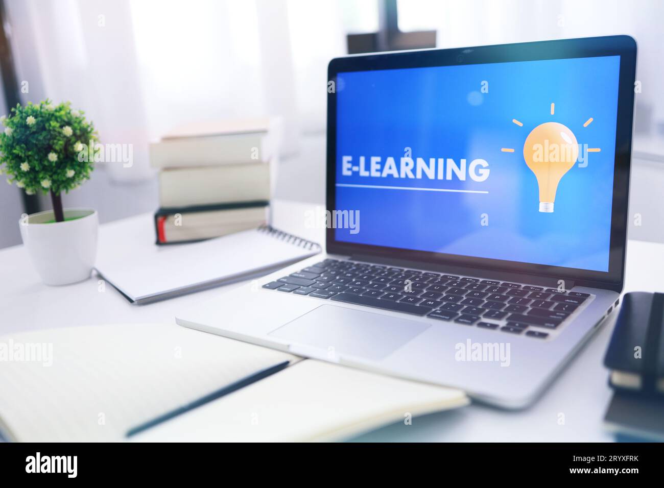 E-Learning Bildung Internet Networking . Die junge Geschäftsfrau, die am Tisch saß, benutzte einen Laptop mit Aufschrift auf dem Bildschirm e-Learning Stockfoto