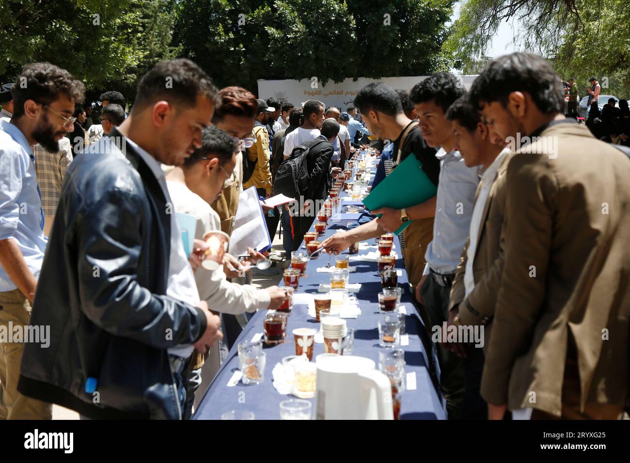 Sanaa, Jemen. Oktober 2023. Besucher probieren Kaffee auf einem Kaffeefestival in Sanaa, Jemen, am 2. Oktober 2023. Der Jemen hat eine lange Geschichte des Kaffeeanbaus und -Verbrauchs, und die Bohnen hier haben ein einzigartiges Aroma aufgrund des trockenen Klimas und der reichlich Sonneneinstrahlung hier. Kredit: Mohammed Mohammed/Xinhua/Alamy Live News Stockfoto