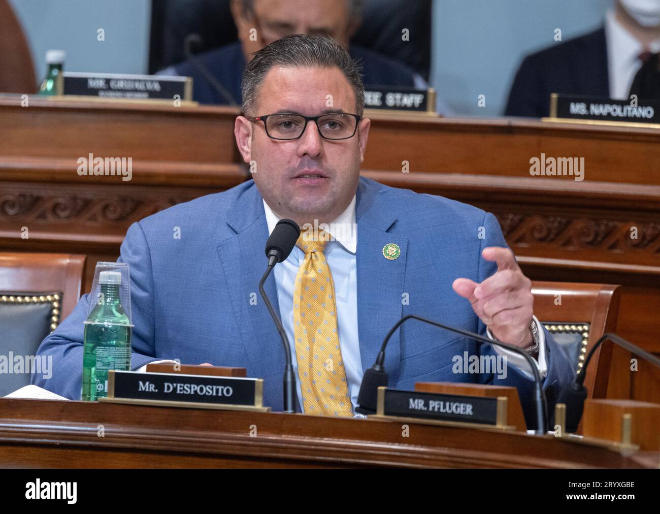 Der Vertreter der Vereinigten Staaten Anthony D'Esposito (Republikaner von New York) befragt Zeugen während der Anhörung „Destroying America's Best Idea: Untersuchung der Nutzung von National Park Service Lands for Migrant Camps durch die Biden Administration“ im Longworth House Office Building am Capitol Hill in Washington, DC, am Mittwoch, den 27. September 2023. Es handelt sich um den geplanten Schutz für Migranten auf dem Floyd Bennett Field, einem Flugplatz im Marine Park im Südosten von Brooklyn in New York, New York. Credit: Ron Sachs/CNP/SIPA USA for NY Post (RESTRICTION: N) Stockfoto