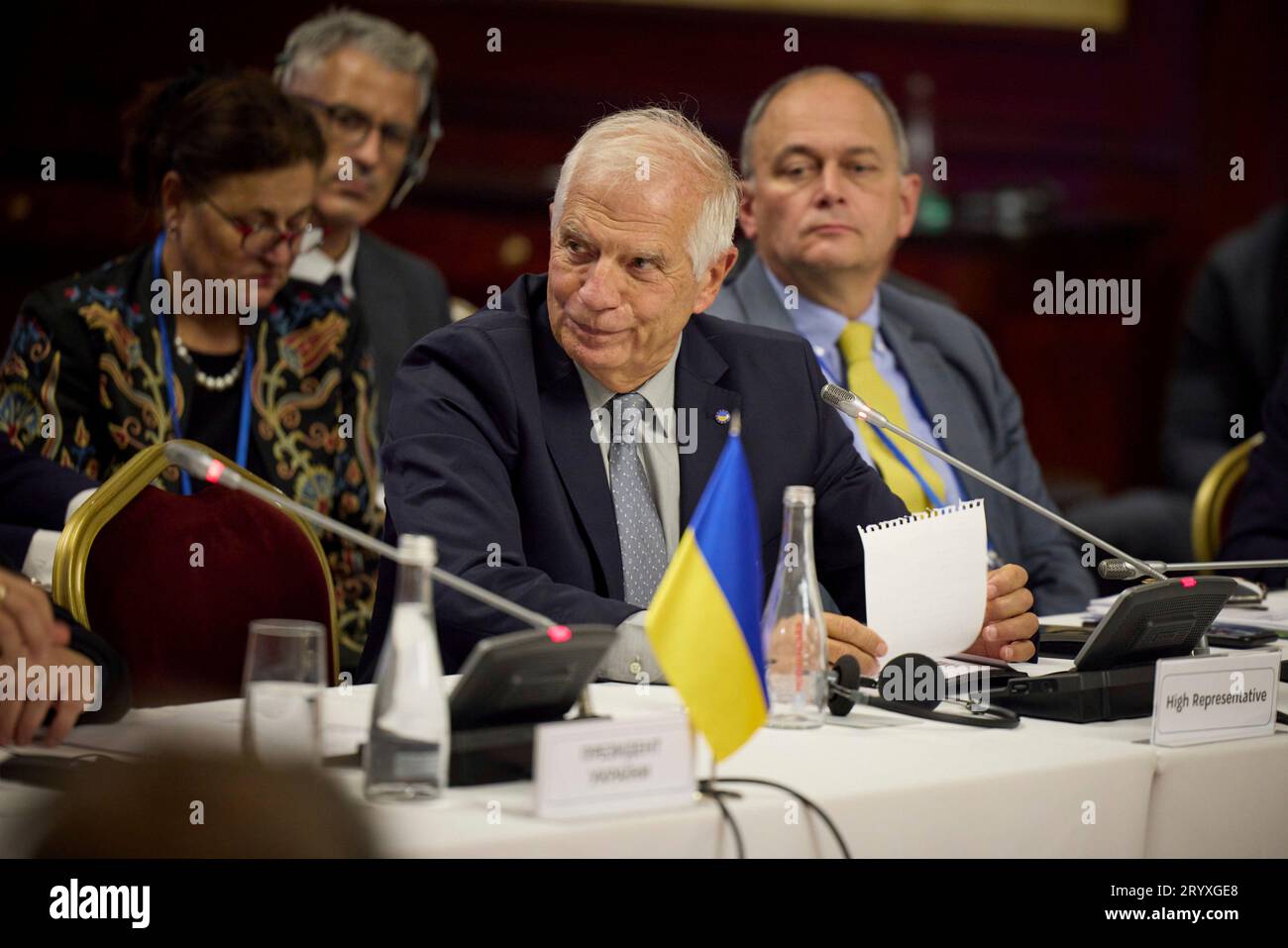 Kiew, Ukraine. Oktober 2023. Der Vizepräsident der Europäischen Kommission, Josep Borrell, Center, hört während einer Sitzung des Außenministerrates der Europäischen Union am 2. Oktober 2023 in Kiew, Ukraine, zu. Kredit: Ukrainischer Ratsvorsitz/Ukrainisches Pressebüro/Alamy Live News Stockfoto