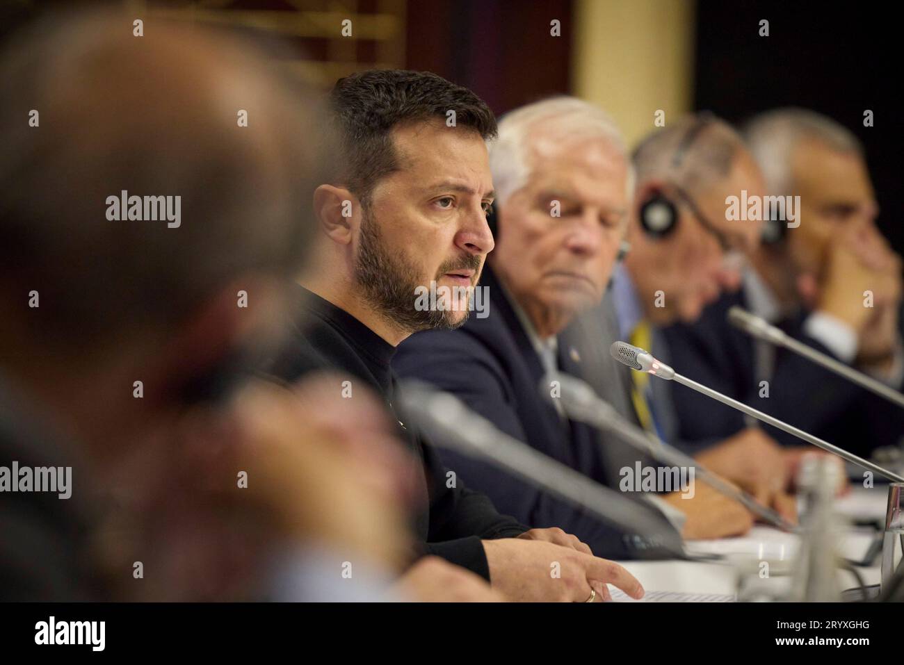 Kiew, Ukraine. Oktober 2023. Der ukrainische Präsident Wolodymyr Zelenskyj, links, hört während eines Treffens des Außenministerrates der Europäischen Union am 2. Oktober 2023 in Kiew, Ukraine, zu. Kredit: Ukrainischer Ratsvorsitz/Ukrainisches Pressebüro/Alamy Live News Stockfoto