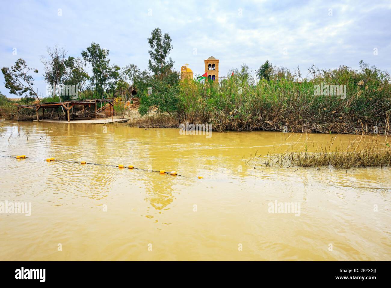 Gelbes Wasser des Jordan Stockfoto