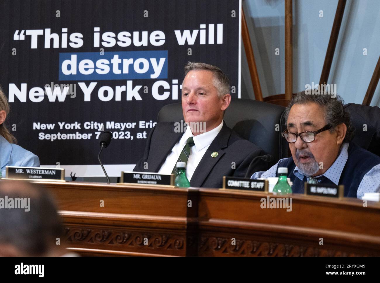 Bruce Westerman (Republikaner von Arkansas), Vorsitzender des United States House Committee on Natural Resources, links, hört zu, wie der ranghöchste Abgeordnete Raul Grijalva (Demokrat von Arizona) seine Eröffnungserklärung während der Anhörung „Destroying America's Best Idea: Untersuchung der Nutzung von National Park Service Lands for Migrant Camps durch die Biden Administration“ im Longworth House Office Building am Capitol Hill in Washington, DC, am Mittwoch, den 27. September 2023. Es geht um die geplante Flüchtlingsunterkunft am Floyd Bennett Field, einem Flugplatz im benachbarten Marine Park Stockfoto