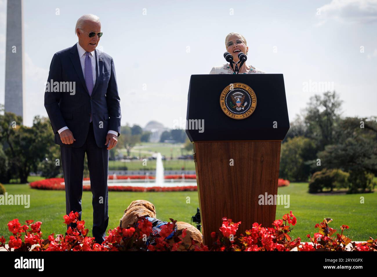 Washington, Usa. Oktober 2023. Schauspielerin Selma Blair spricht während einer Veranstaltung, um den American with Disabilities Act (ADA) auf dem South Lawn of the White House in Washington, DC, USA, am Montag, den 2. Oktober, zu feiern. 2023. Biden plant, Verbündete zu rufen, um ihnen zu versichern, dass die Unterstützung der USA für die Ukraine nach Ansicht der mit der Angelegenheit vertrauten Menschen fortgesetzt wird. Fotograf: Ting Shen/Pool/SIPA USA Credit: SIPA USA/Alamy Live News Stockfoto