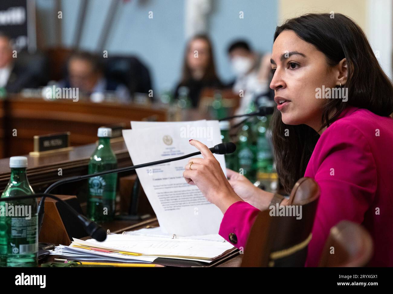 Der Vertreter der Vereinigten Staaten Alexandria Ocasio-Cortez (Demokrat von New York) befragt Zeugen während der Anhörung des Ausschusses für natürliche Ressourcen des US-Repräsentantenhauses „Destroying America's Best Idea: Untersuchung der Nutzung von National Park Service Lands for Migrant Camps durch die Biden Administration“ im Longworth House Office Building am Capitol Hill in Washington, DC, am Mittwoch, den 27. September 2023. Es handelt sich um den geplanten Schutz für Migranten auf dem Floyd Bennett Field, einem Flugplatz im Marine Park im Südosten von Brooklyn in New York, New York.Credit: Ron Sachs/CNP/SIPA USA for NY Post (RESTRICTION) Stockfoto