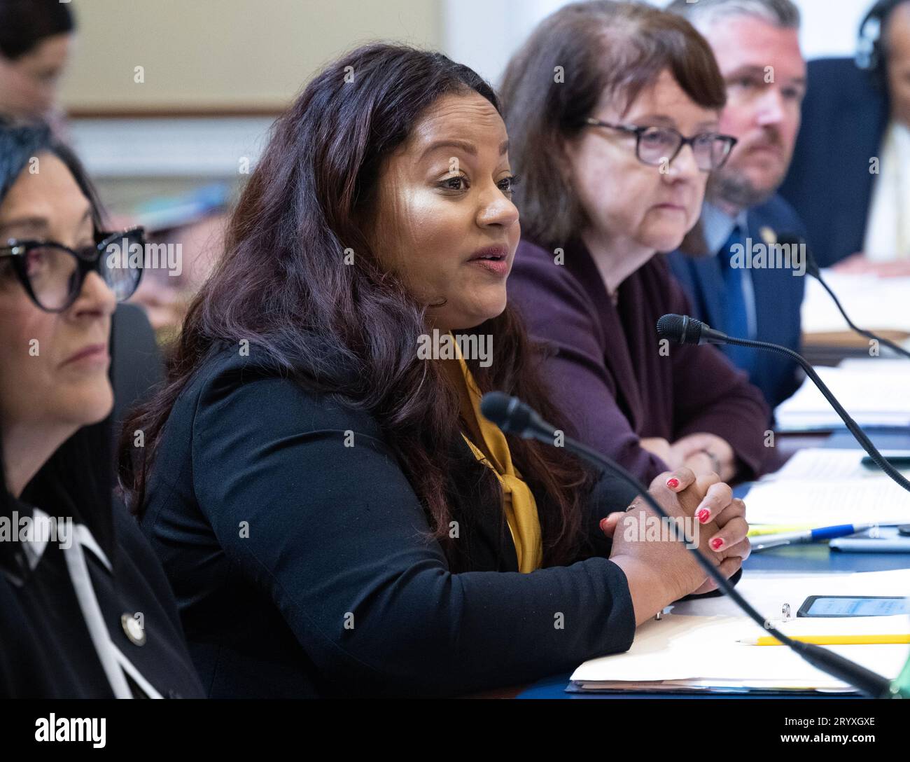 Jaime Williams, Mitglied der Versammlung (D-59th District), New York State Assembly, Brooklyn, New York, bezeugt vor dem United States House Committee on Natural Resources die Anhörung „Destroying America's Best Idea: Untersuchung der Nutzung von National Park Service Lands for Migrant Camps durch die Biden Administration“ im Longworth House Office Building am Capitol Hill in Washington, DC, am Mittwoch, den 27. September 2023. Es geht um den geplanten Schutz für Migranten auf dem Floyd Bennett Field, einem Flugplatz im Marine Park im Südosten von Brooklyn in New York, New York. Credit: Ron Sachs/CNP/SIPA USA for NY Stockfoto