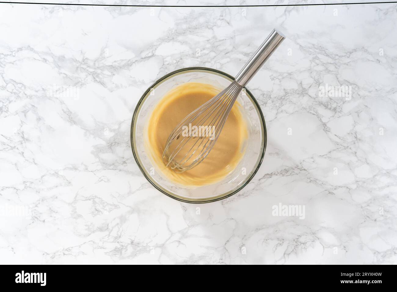 Muffins aus Zitronenmohn, garniert mit Mandelsplittern Stockfoto