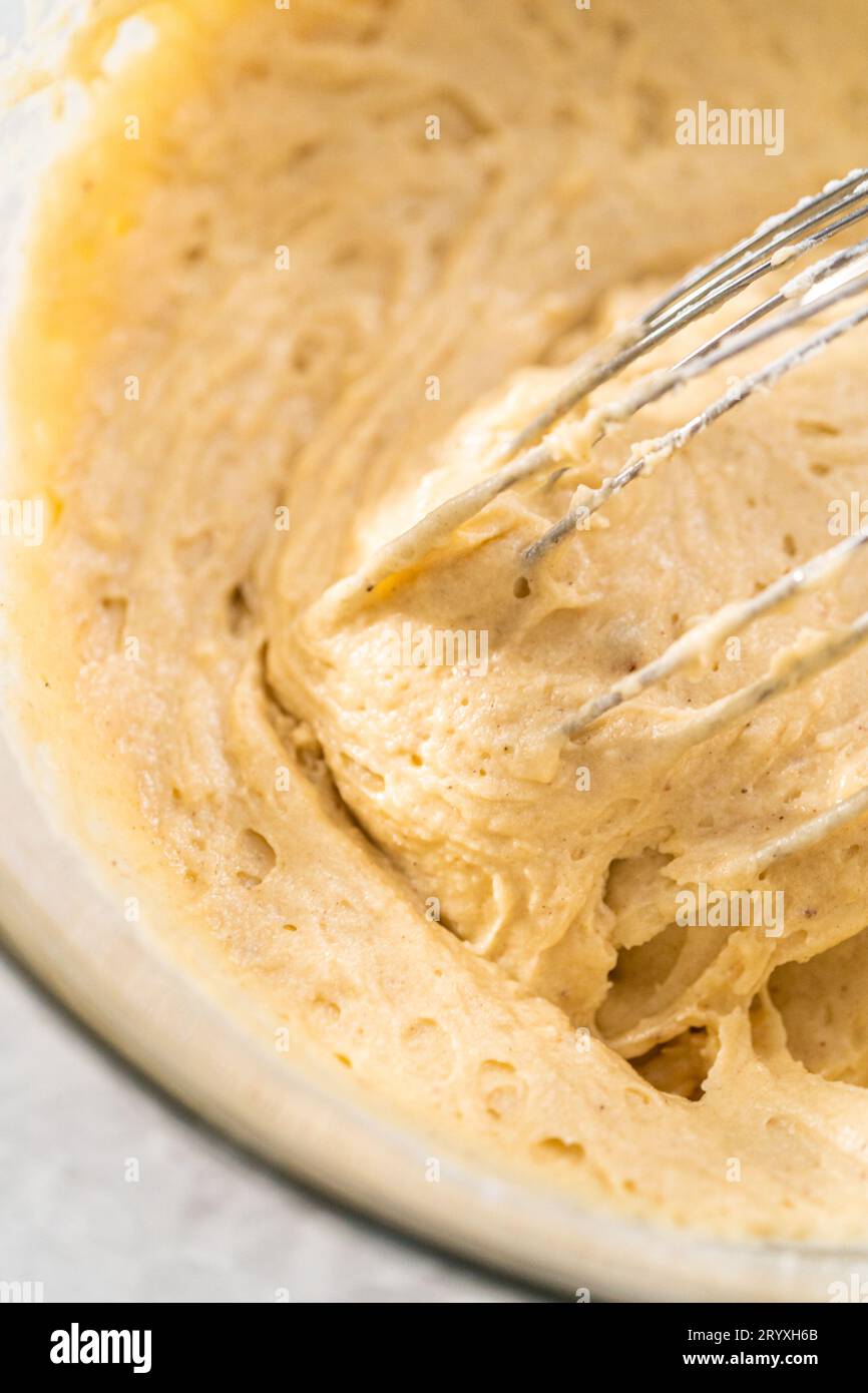 Karottenkuchen mit Frischkäse-Zuckerguss Stockfoto