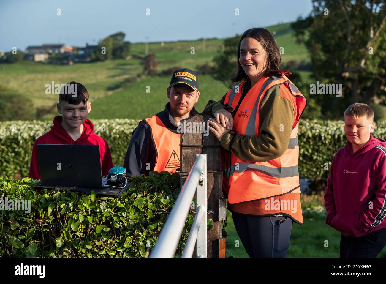 Ceredigion, Wales - 02. September 2023 Rali Ceredigion: Marshals vor dem Rennen auf der SS1 Borth 1 Wales, UK Stockfoto