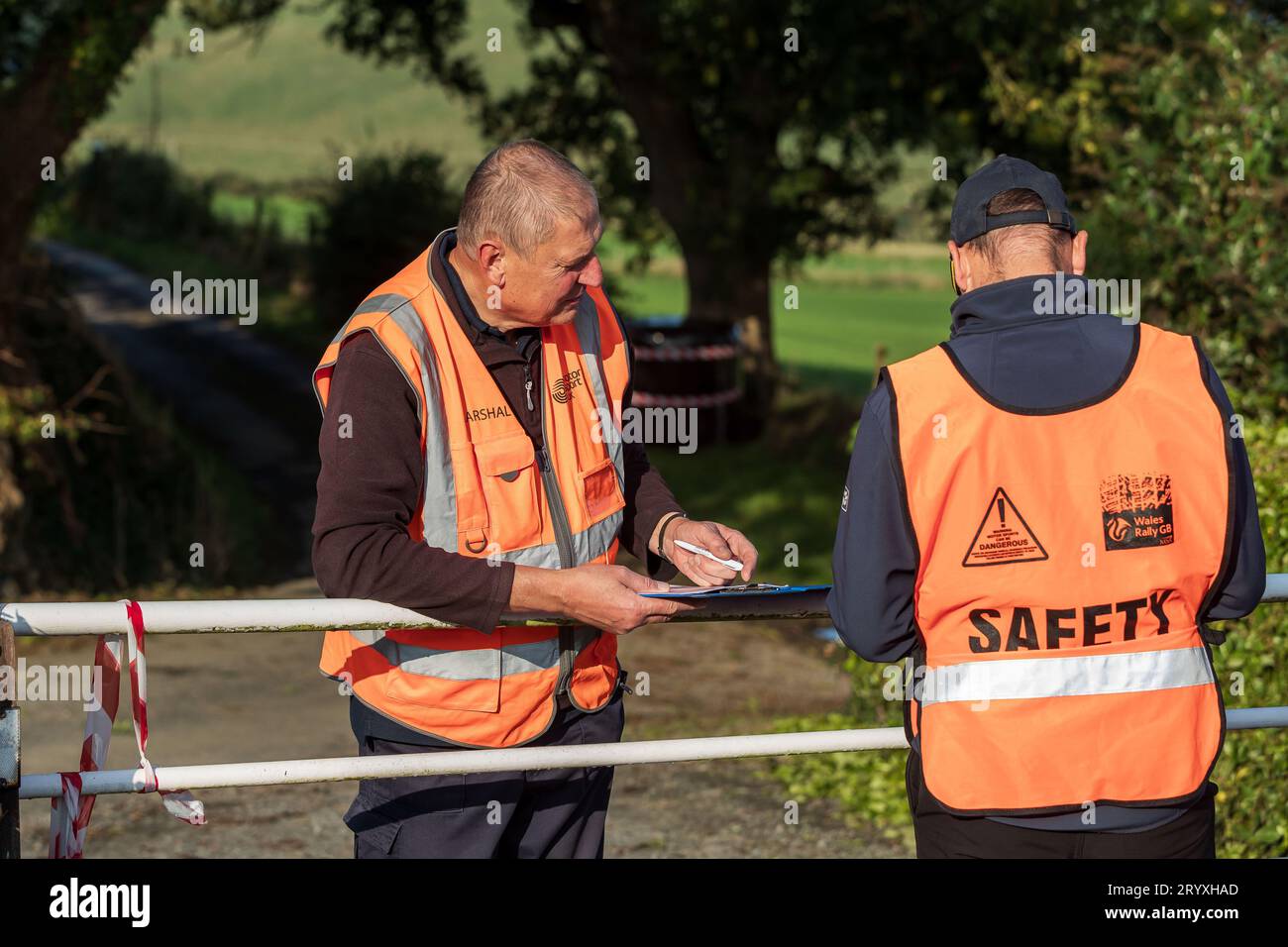 Ceredigion, Wales - 02. September 2023 Rali Ceredigion: Marshals vor dem Rennen auf der SS1 Borth 1 Wales, UK Stockfoto