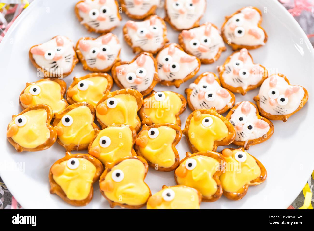 Osterhase mit Schokolade überzogene Pretzelhasen und Entlein Stockfoto