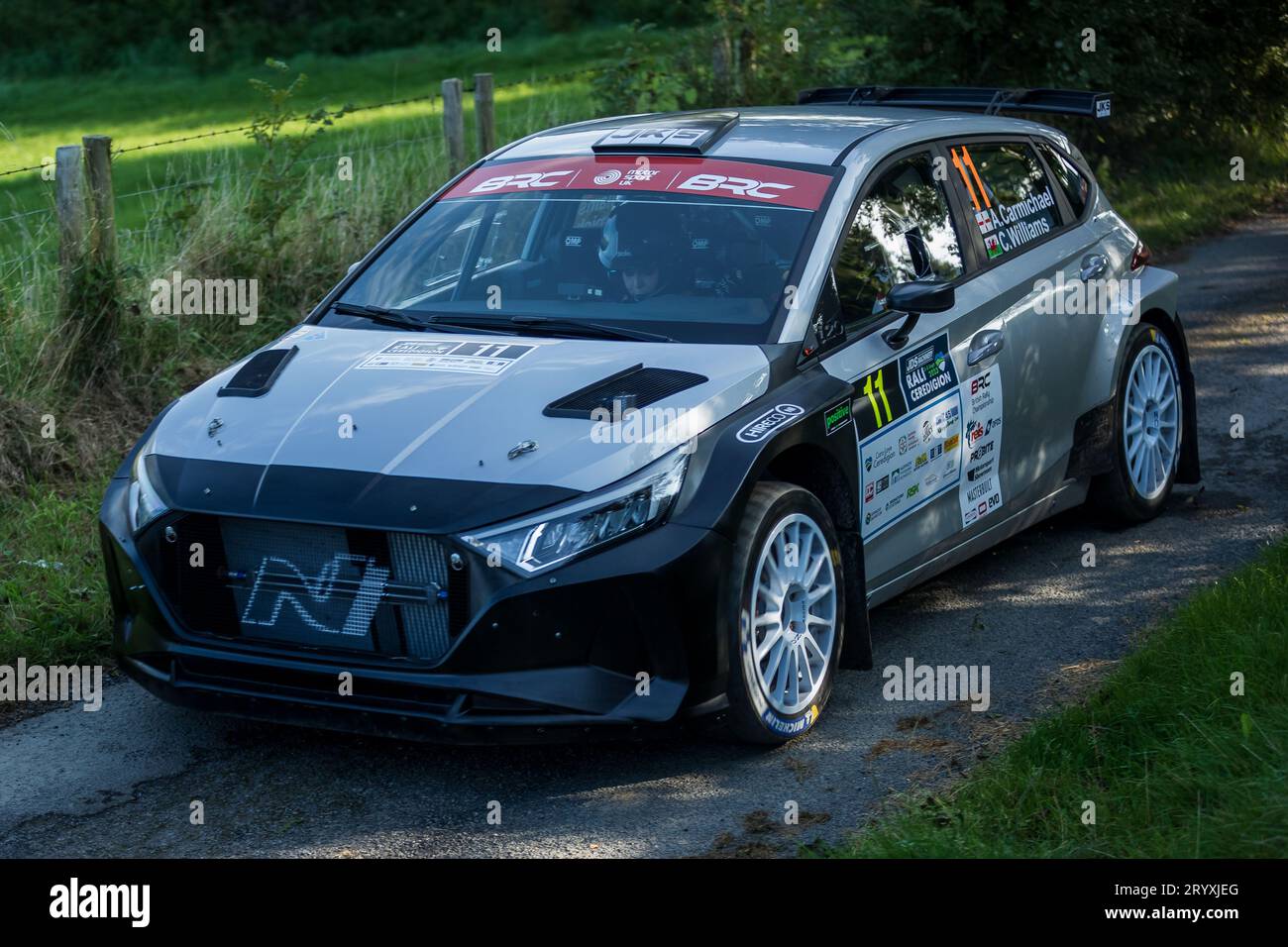 Ceredigion, Wales - 2. September 2023 Rali Ceredigion: Alan Carmichael und Mitfahrerin Claire Williams in einem Hyundai I20 Rally2 Auto 11 auf der Bühne SS1 Bort Stockfoto
