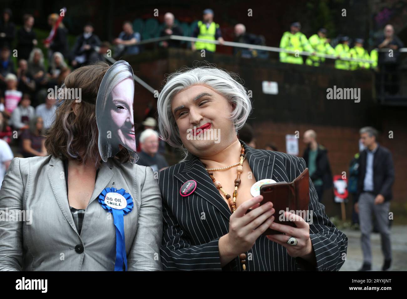 Manchester, Großbritannien. Oktober 2023. Demonstranten in Theaterkostümen während der Demonstration. Die Demonstranten fordern menschenwürdige Gesundheit, Wohnungen, Arbeitsplätze und Bildung. Die von der Volksversammlung organisierte Kundgebung wurde abgehalten, um gegen die Politik der Regierung zu protestieren, während die Konservative Party Conference im Stadtzentrum von Manchester stattfand. (Foto: Martin Pope/SOPA Images/SIPA USA) Credit: SIPA USA/Alamy Live News Stockfoto