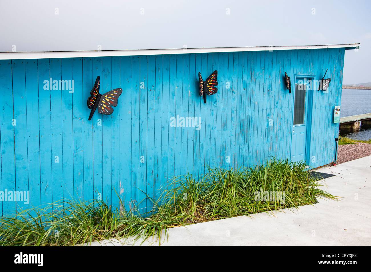 Schmetterlingsdekorationen auf einem Bootshaus in St. Pierre, Frankreich Stockfoto