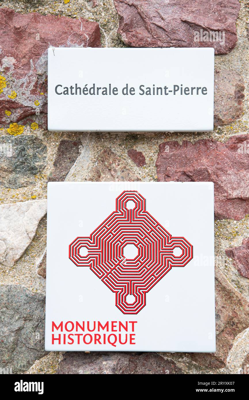 Schild mit historischem Denkmal für die Kathedrale in St. Pierre, Frankreich Stockfoto