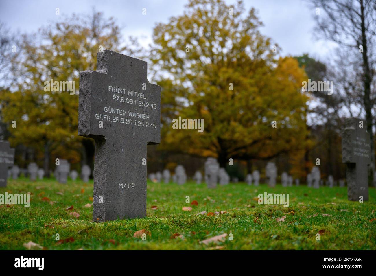 Der deutsche Kriegsfriedhof Sandweiler in Luxemburg. Es enthält die Gräber von 10.913 deutschen Soldaten, die 1944–1945 in der Ardenschlacht gefallen waren. Stockfoto