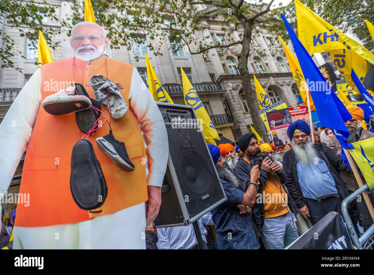 London, Großbritannien. Oktober 2023. Sikh-Demonstranten protestieren vor dem indischen Hochkommissariat in London, wo sie Gerechtigkeit für die Ermordung indischer Staaten auf fremdem Boden in Asien, Nordamerika und Großbritannien im Jahr 2023 forderten. Am 18. September 2023 behauptete der kanadische Premierminister Justin Trudeau, die indische Regierung habe einen Sikh-Unabhängigkeitsaktivist Hardeep Singh Nijjar auf kanadischem Boden ermordet. Hardeep Singh Nijjar wurde im Juni 2023 vor einem Tempel erschossen. Abdullah Bailey/Alamy Live News Stockfoto