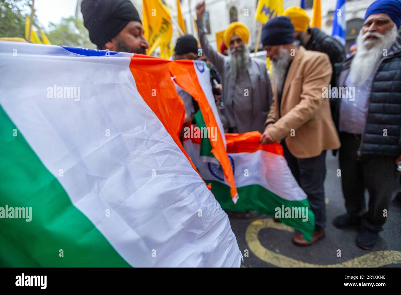 London, Großbritannien. Oktober 2023. Sikh-Demonstranten protestieren vor dem indischen Hochkommissariat in London, wo sie Gerechtigkeit für die Ermordung indischer Staaten auf fremdem Boden in Asien, Nordamerika und Großbritannien im Jahr 2023 forderten. Am 18. September 2023 behauptete der kanadische Premierminister Justin Trudeau, die indische Regierung habe einen Sikh-Unabhängigkeitsaktivist Hardeep Singh Nijjar auf kanadischem Boden ermordet. Hardeep Singh Nijjar wurde im Juni 2023 vor einem Tempel erschossen. Abdullah Bailey/Alamy Live News Stockfoto