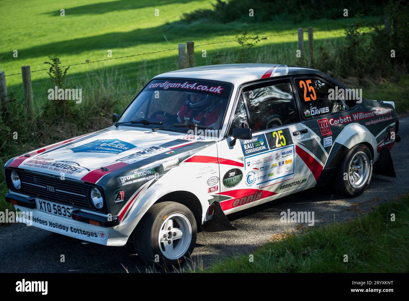 Ceredigion, Wales - 2. September 2023 Rali Ceredigion: Neil Williams und Mitfahrer Eurig Davies in einem Ford Escort Car 25 auf der Bühne SS1 Borth 1 Wales, Stockfoto
