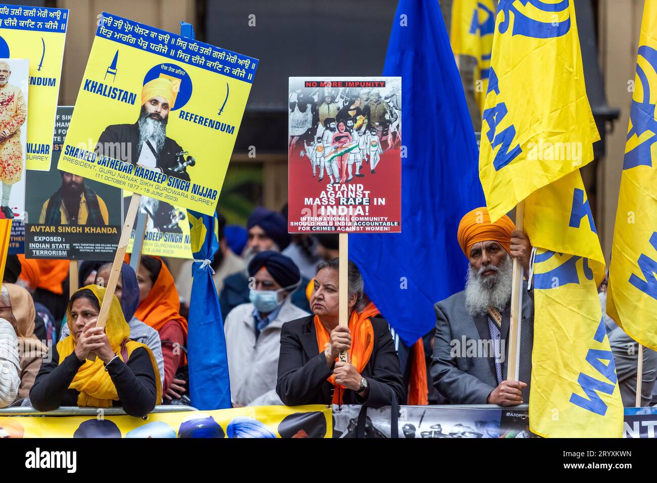 London, Großbritannien. Oktober 2023. Sikh-Demonstranten protestieren vor dem indischen Hochkommissariat in London, wo sie Gerechtigkeit für die Ermordung indischer Staaten auf fremdem Boden in Asien, Nordamerika und Großbritannien im Jahr 2023 forderten. Am 18. September 2023 behauptete der kanadische Premierminister Justin Trudeau, die indische Regierung habe einen Sikh-Unabhängigkeitsaktivist Hardeep Singh Nijjar auf kanadischem Boden ermordet. Hardeep Singh Nijjar wurde im Juni 2023 vor einem Tempel erschossen. Abdullah Bailey/Alamy Live News Stockfoto