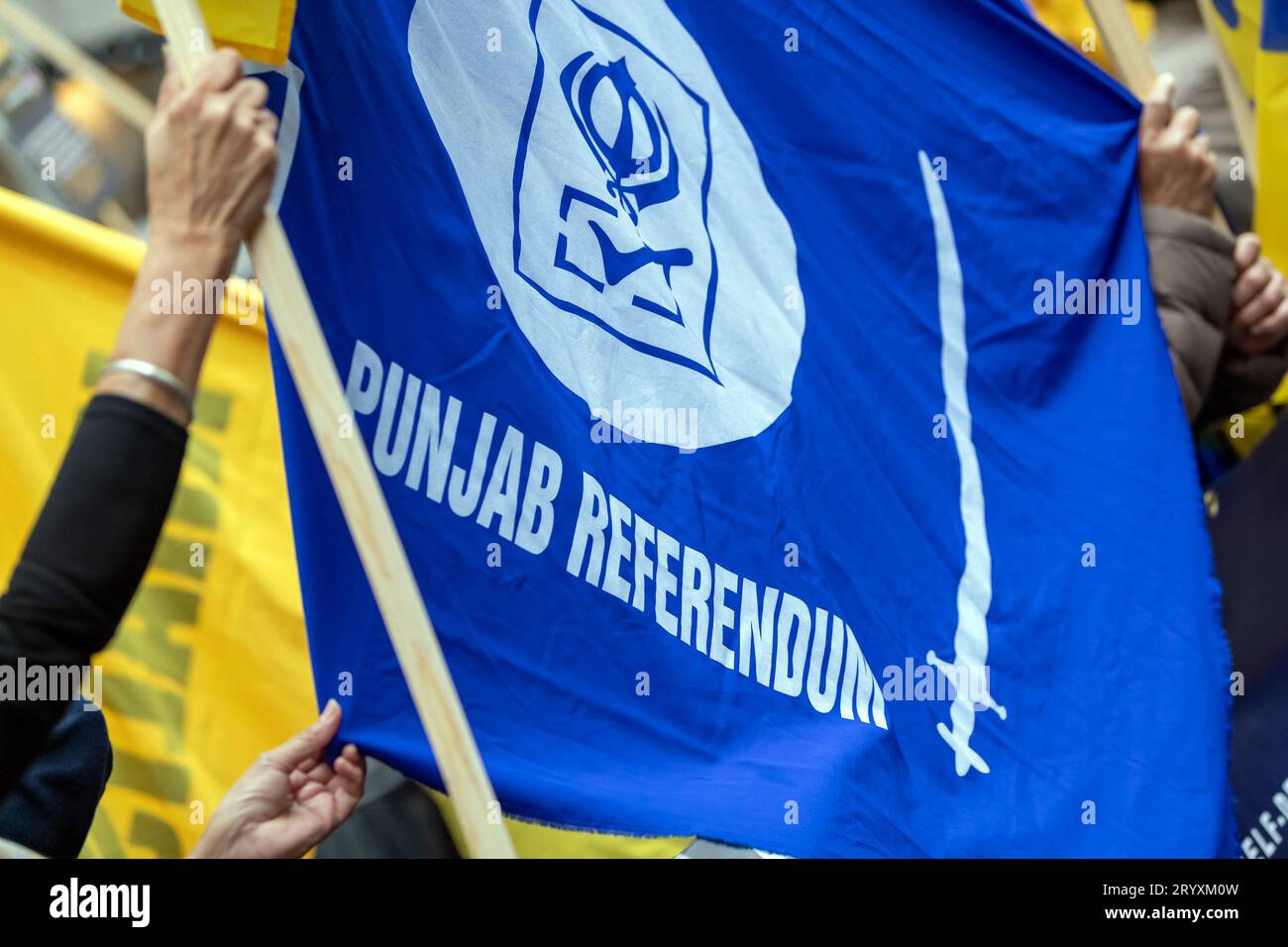 London, Großbritannien. Oktober 2023. Sikh-Demonstranten protestieren vor dem indischen Hochkommissariat in London, wo sie Gerechtigkeit für die Ermordung indischer Staaten auf fremdem Boden in Asien, Nordamerika und Großbritannien im Jahr 2023 forderten. Am 18. September 2023 behauptete der kanadische Premierminister Justin Trudeau, die indische Regierung habe einen Sikh-Unabhängigkeitsaktivist Hardeep Singh Nijjar auf kanadischem Boden ermordet. Hardeep Singh Nijjar wurde im Juni 2023 vor einem Tempel erschossen. Abdullah Bailey/Alamy Live News Stockfoto