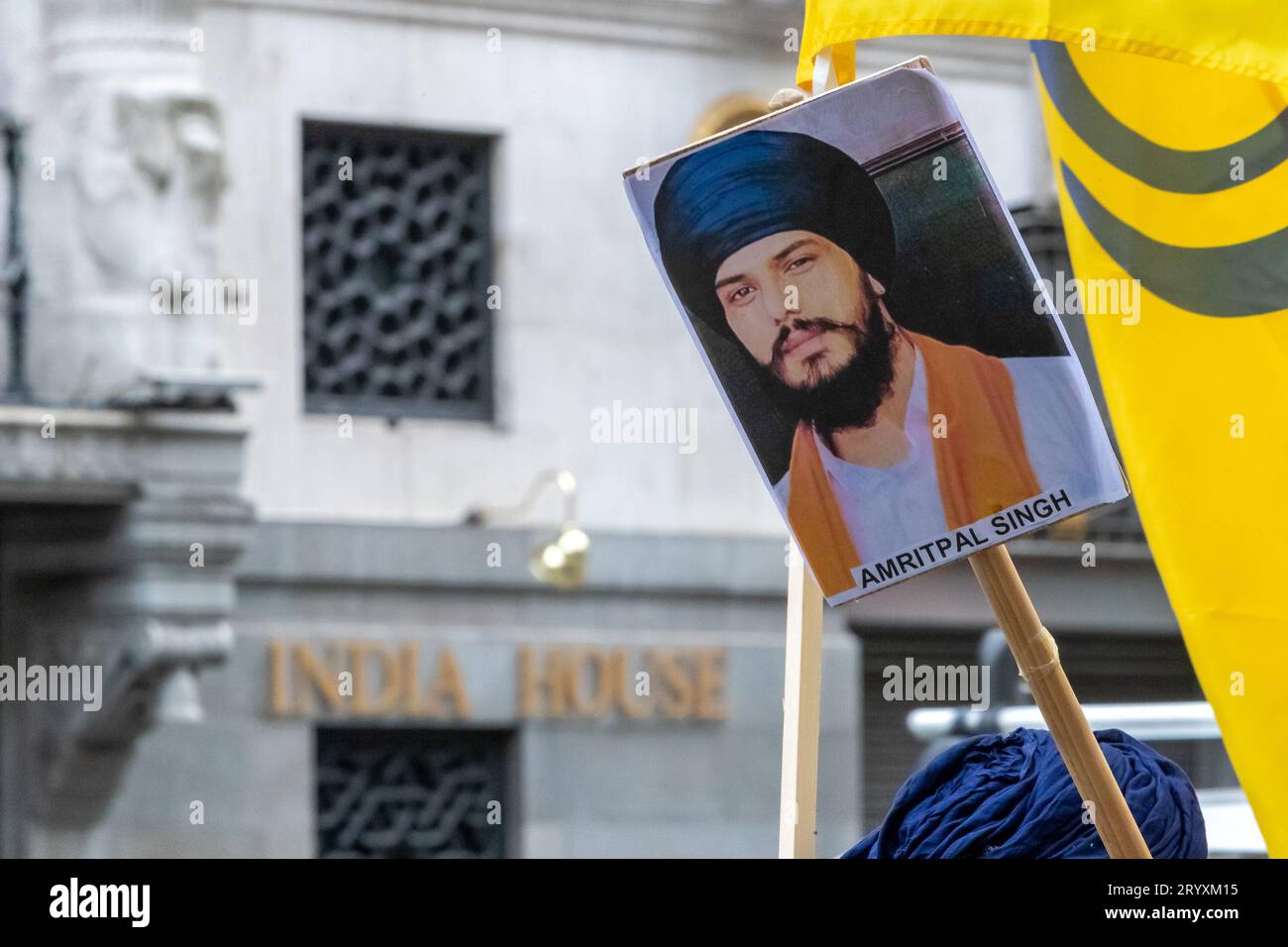 London, Großbritannien. Oktober 2023. Sikh-Demonstranten protestieren vor dem indischen Hochkommissariat in London, wo sie Gerechtigkeit für die Ermordung indischer Staaten auf fremdem Boden in Asien, Nordamerika und Großbritannien im Jahr 2023 forderten. Am 18. September 2023 behauptete der kanadische Premierminister Justin Trudeau, die indische Regierung habe einen Sikh-Unabhängigkeitsaktivist Hardeep Singh Nijjar auf kanadischem Boden ermordet. Hardeep Singh Nijjar wurde im Juni 2023 vor einem Tempel erschossen. Abdullah Bailey/Alamy Live News Stockfoto