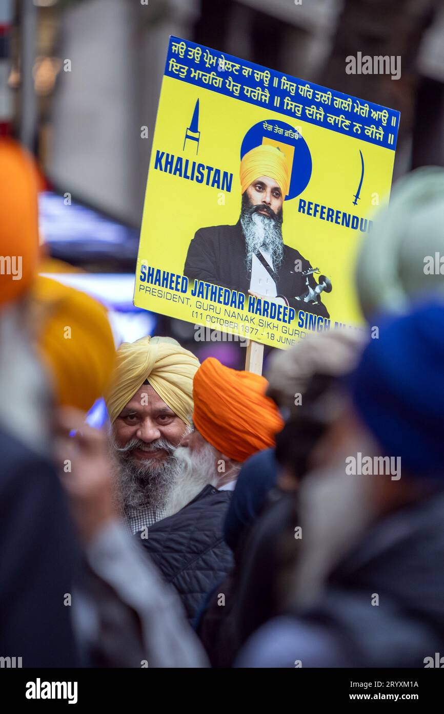 London, Großbritannien. Oktober 2023. Sikh-Demonstranten protestieren vor dem indischen Hochkommissariat in London, wo sie Gerechtigkeit für die Ermordung indischer Staaten auf fremdem Boden in Asien, Nordamerika und Großbritannien im Jahr 2023 forderten. Am 18. September 2023 behauptete der kanadische Premierminister Justin Trudeau, die indische Regierung habe einen Sikh-Unabhängigkeitsaktivist Hardeep Singh Nijjar auf kanadischem Boden ermordet. Hardeep Singh Nijjar wurde im Juni 2023 vor einem Tempel erschossen. Abdullah Bailey/Alamy Live News Stockfoto