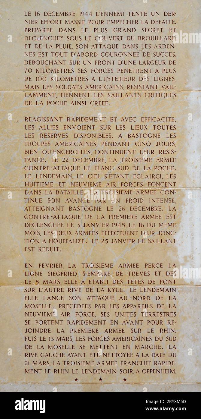 Die Geschichte der Rheinlandoffensive wird auf Französisch erzählt. Luxembourg American Cemetery and Memorial in Hamm, Luxembourg City, Luxemburg. Stockfoto