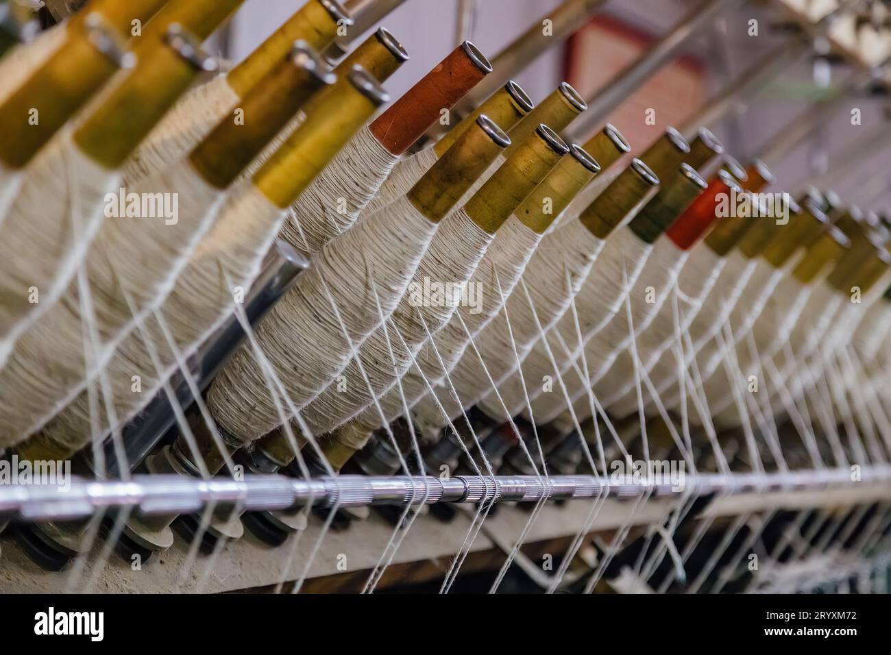 Spinnmaschinen mit Spindeln aus nächster Nähe. Stockfoto