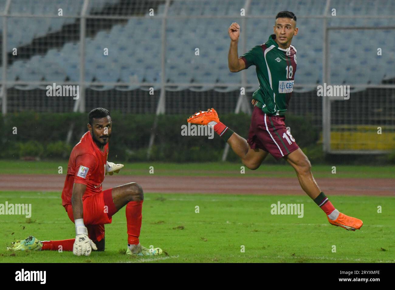 Kalkutta, Indien. Oktober 2023. Sahal Abdul Samad von Mohun Bagan Super Giants und Hussain Shareef von Maziya Sports & Recreational Club in Aktion während des 2. Matches der Gruppe D der AFC Cup 2023-24 Saison zwischen Mohun Bagan Super Giant (Indien) und Maziya Sports & Recreational Club (Malediven) in Salt Lake Stadion. Endstand; Mohun Bagan SG - 2:1 Maziya Credit: SOPA Images Limited/Alamy Live News Stockfoto