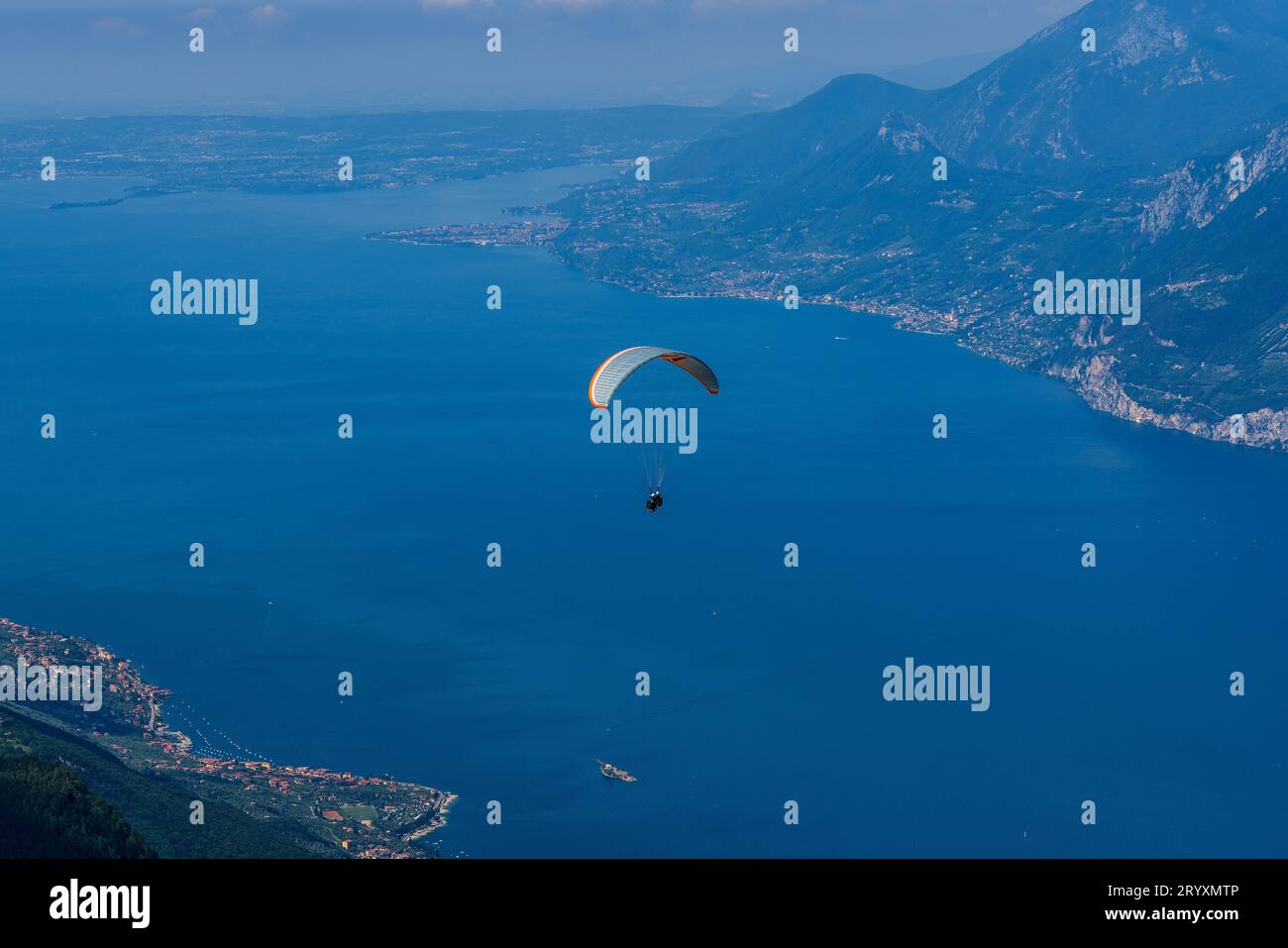 Gleitschirmfliegen von Monte Baldo über den Gardasee in Italien. Stockfoto